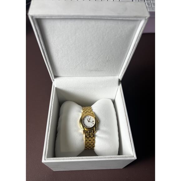 VINTAGE GUCCI Gold-Tone Women's Watch - Swiss Made Quartz - Needs Battery - Picture 2 of 5